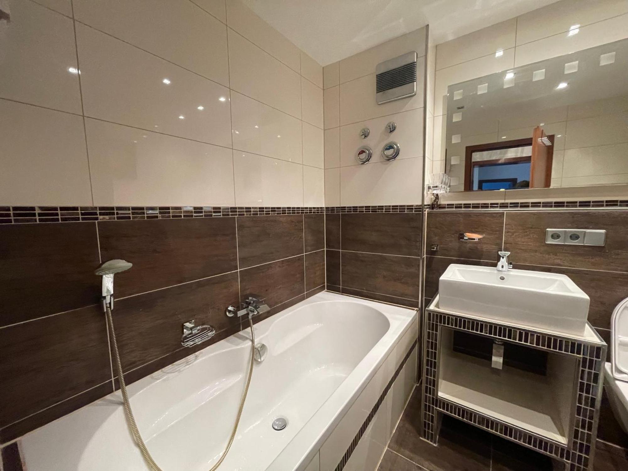 Wunderschoenes 2 Zimmer Apartment Zentrum Goldstadt 普福尔茨海姆 外观 照片